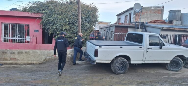 En medio de una discusión, un sujeto le disparó dos veces al auto de un vecino