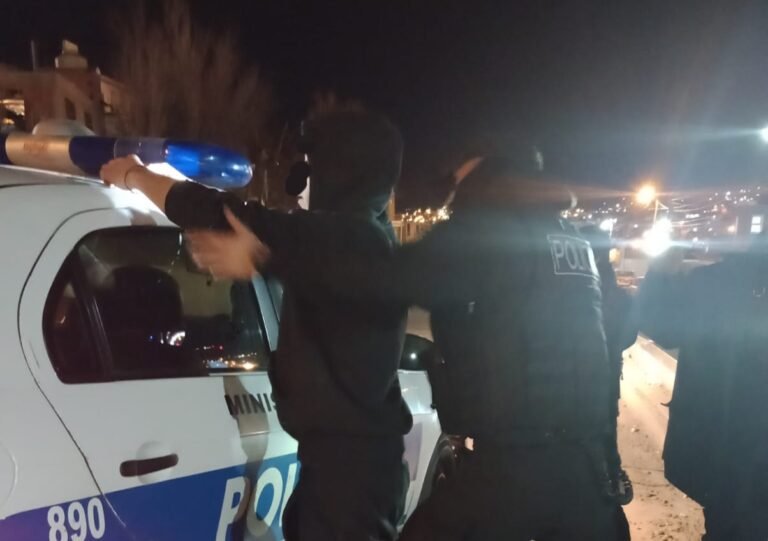 Tenía pedido de captura y lo atraparon caminando por el barrio Ceferino