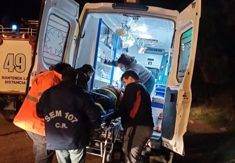 Manejaba borracho, chocó contra un árbol y volcó