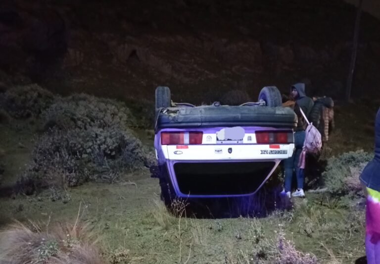 Pisó el freno, perdió el control del auto y volcó camino a Laprida