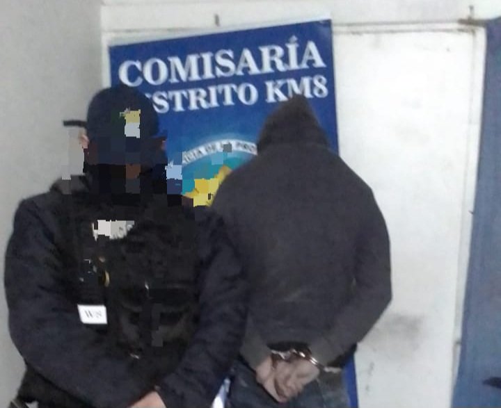 Un ladrón entró a su patio, salió a correrlo y lo atraparon escondido en una obra en construcción