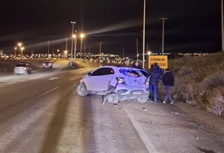 Iba camino a su trabajo, un perro se le cruzó en la ruta y al esquivarlo volcó