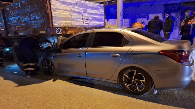 Manejaba borracho y se incrustó en un camión