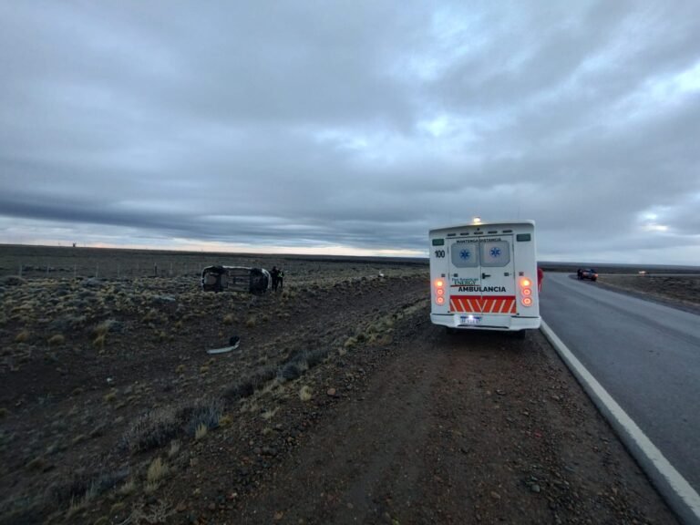 Viajaban hacia Comodoro, volcaron y debieron ser trasladados al hospital