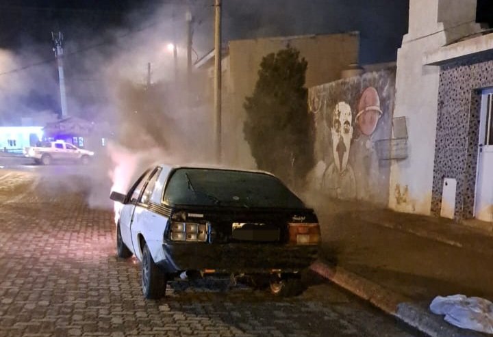 Por fallas en el motor, se le incendió el vehiculo en su totalidad