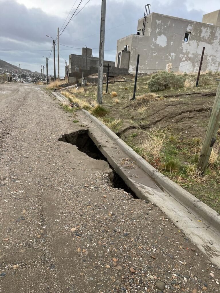 Apareció una grieta en un sector de Km. 3