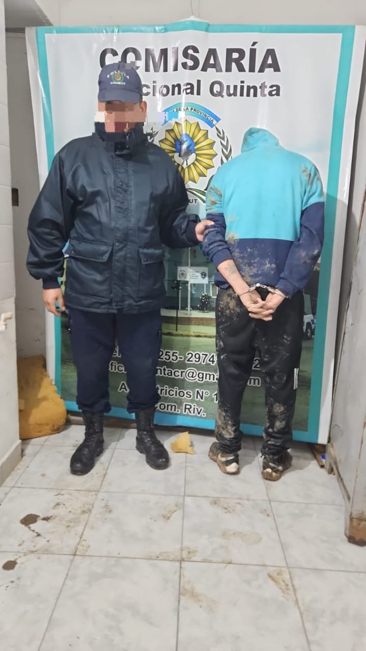 Robo una garrafa de un vehículo, intentó escapar pero fue detenido