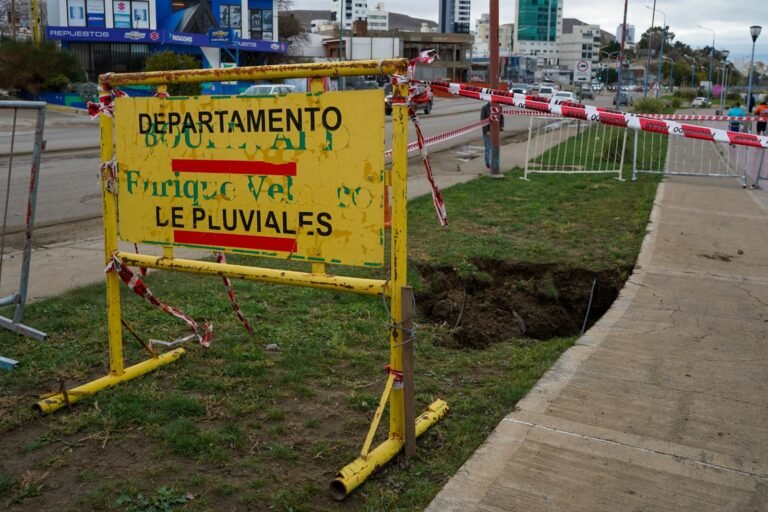 Por el hundimiento en el Paseo Costero, cortaron media calzada de la Avenida Yrigoyen 