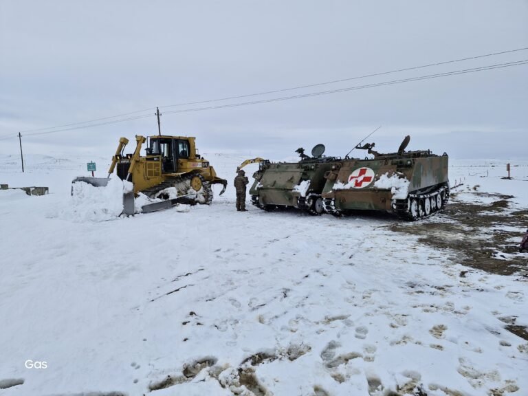En un arduo trabajo, el Ejército rescató a personas que se encontraban atrapadas por la nieve