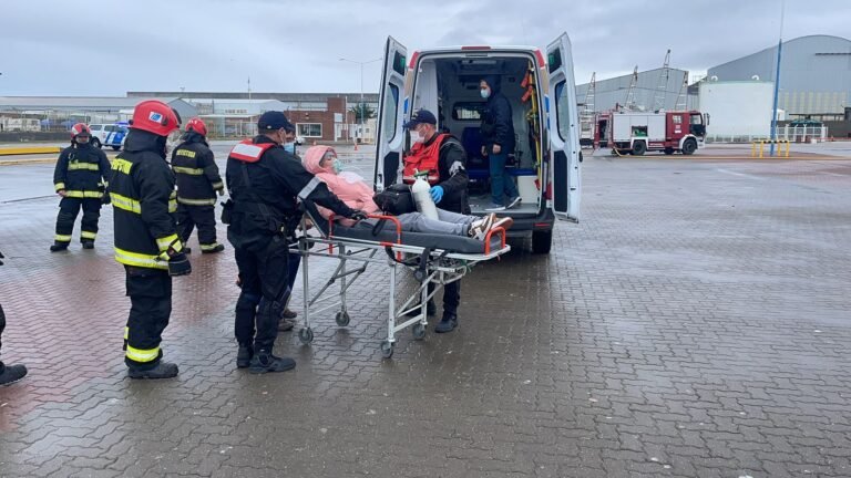 Aeroevacuaron a una tripulante de un pesquero que requería atención médica urgente