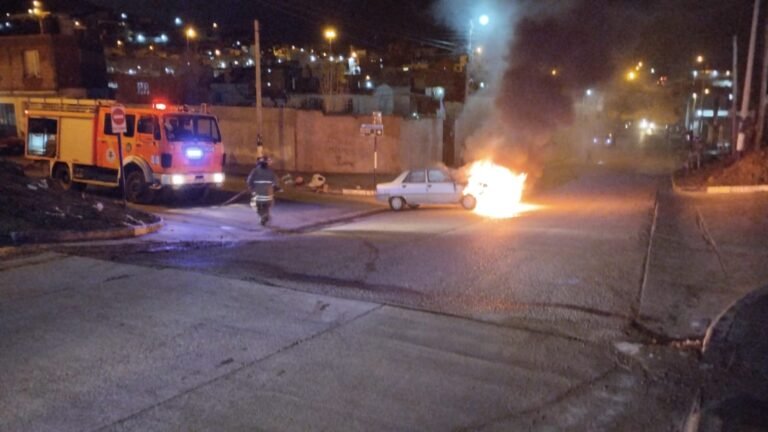 Retiró su auto del taller y al querer arrancarlo, se le comenzó a prender fuego 