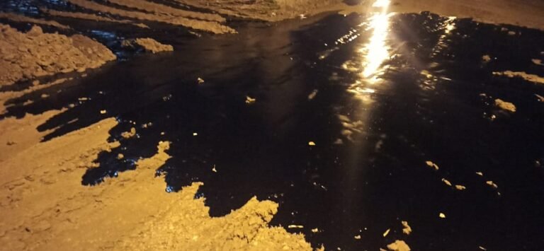Vecinos denuncian derrame de petróleo en el barrio Cañadón La Francesa