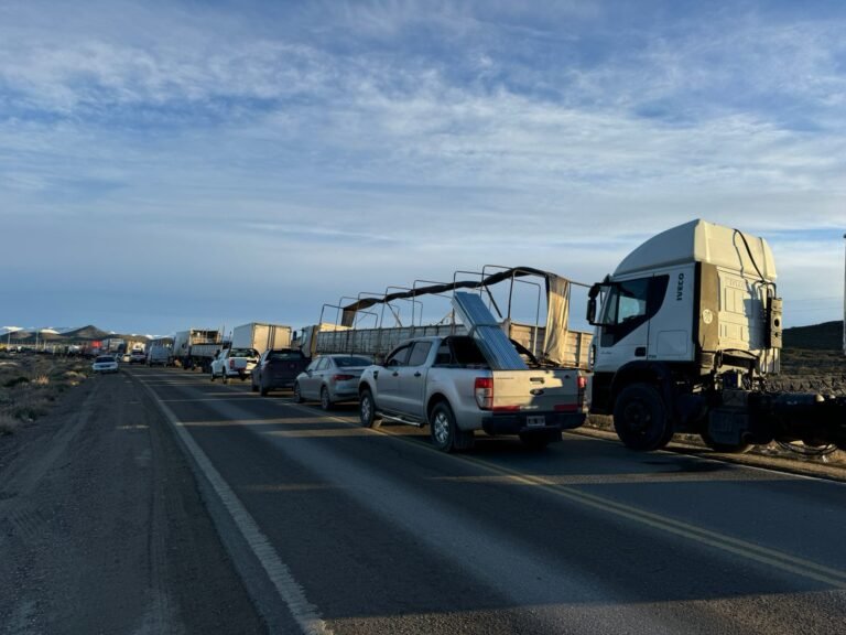 Camioneros varados en RN3 manifiestan que “están parados hace días y nadie les informa nada”