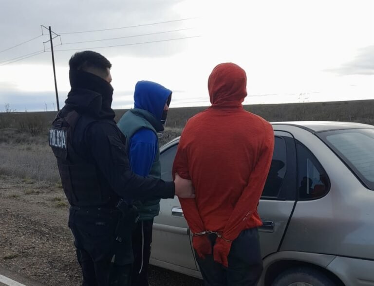 Dejó su auto sin llave y delincuentes le robaron una mochila con dólares