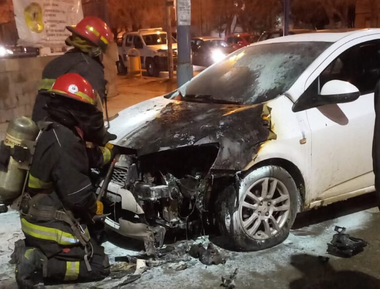Iba en su auto y se le comenzó a prender fuego en Avenida Polonia