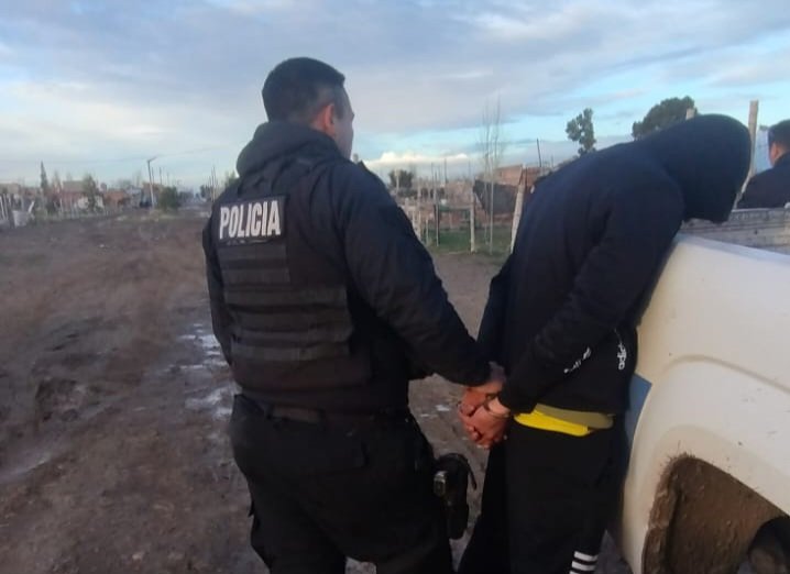 Un docente estaba dando clases y salió corriendo a atrapar a tres delincuentes