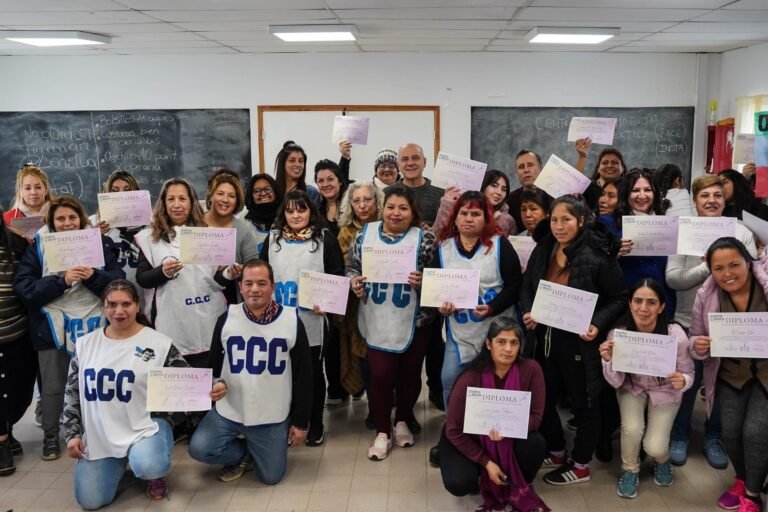 Capacitan a más de 60 personas de movimientos sociales en costura familiar e industrial