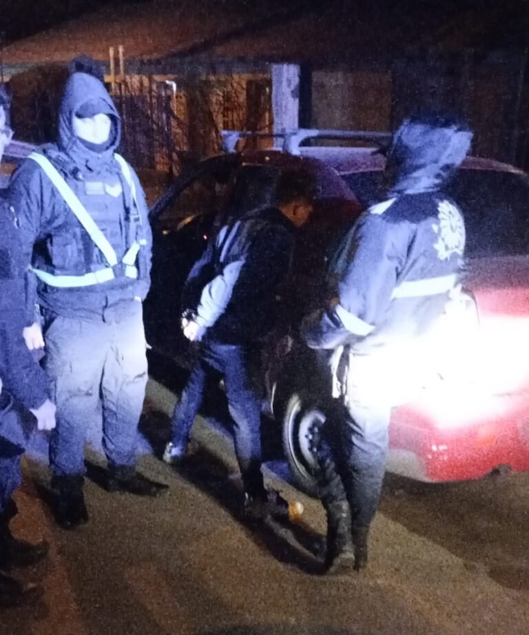 Vecinos lo sorprendieron cuando revisaba el interior de un automóvil