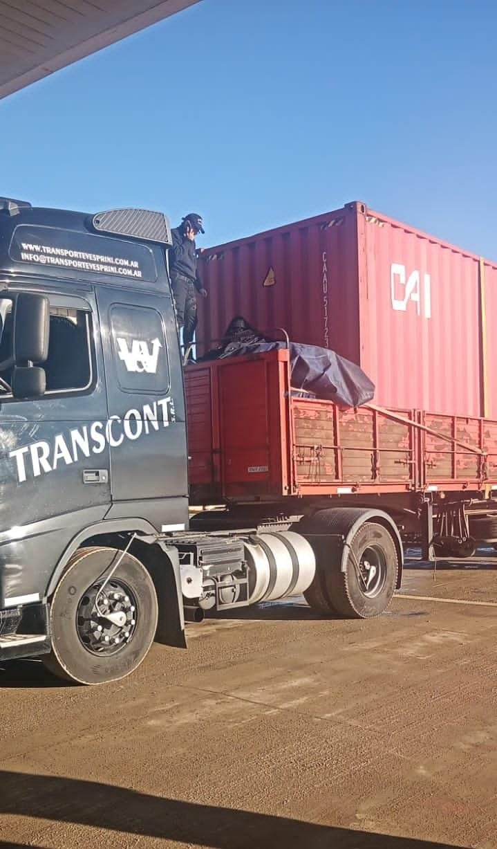 Se escondió en la caja de un camión y lo encontraron inconsciente y con hipotermia