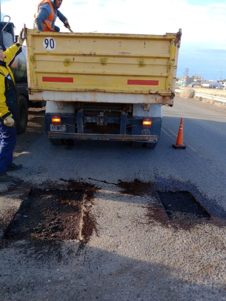 Realizan un plan de bacheo para reacondicionar la Ruta Provincial N° 39 