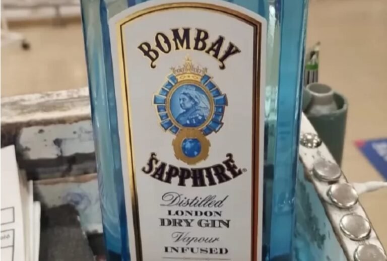 Intentó llevarse una botella de gin sin pagar