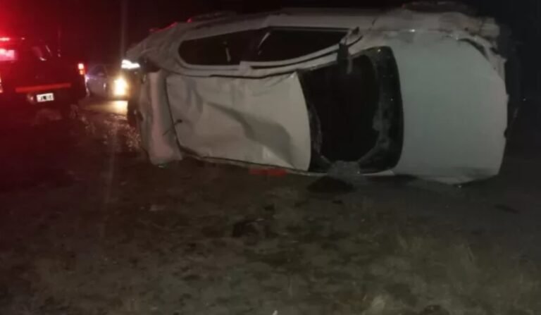 Un custodio del gobernador volcó y fue rescatado inconsciente del vehículo