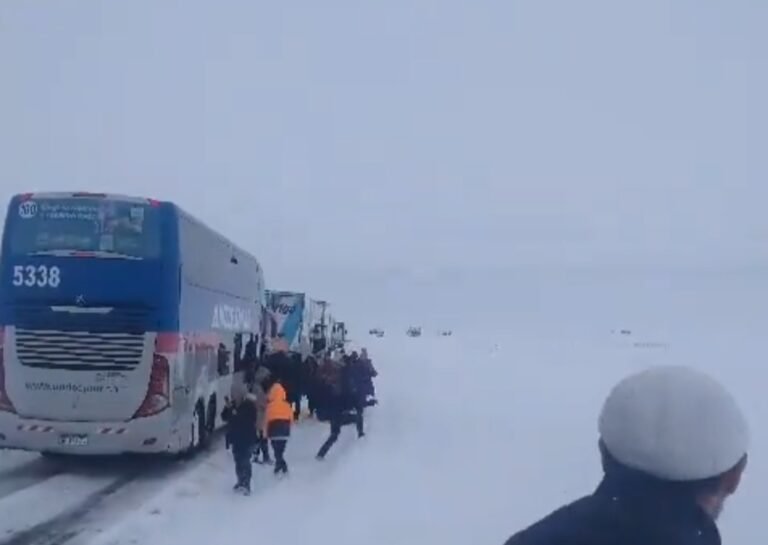 Hace 48 horas, varias familias se encuentran varadas en Ruta Nacional N°3