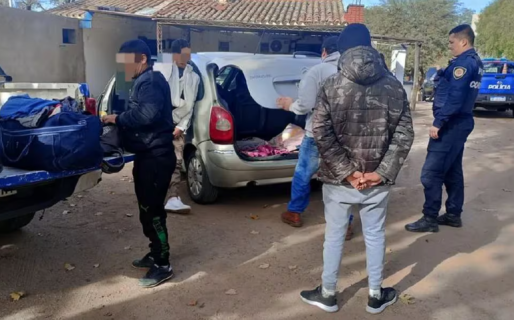 Un hombre manejó 200 kilómetros con su hija encerrada en el baúl del auto