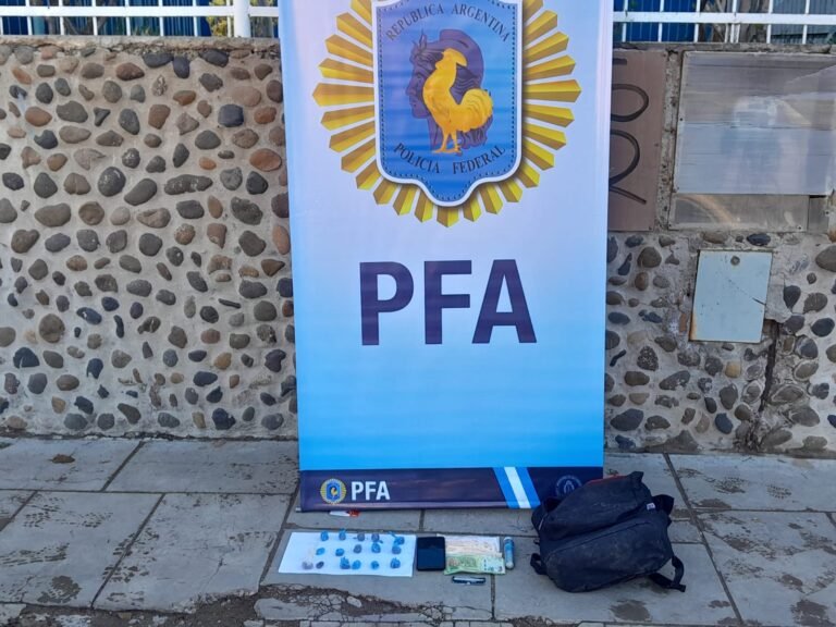 Fue detenido por vender drogas en la puerta de un colegio