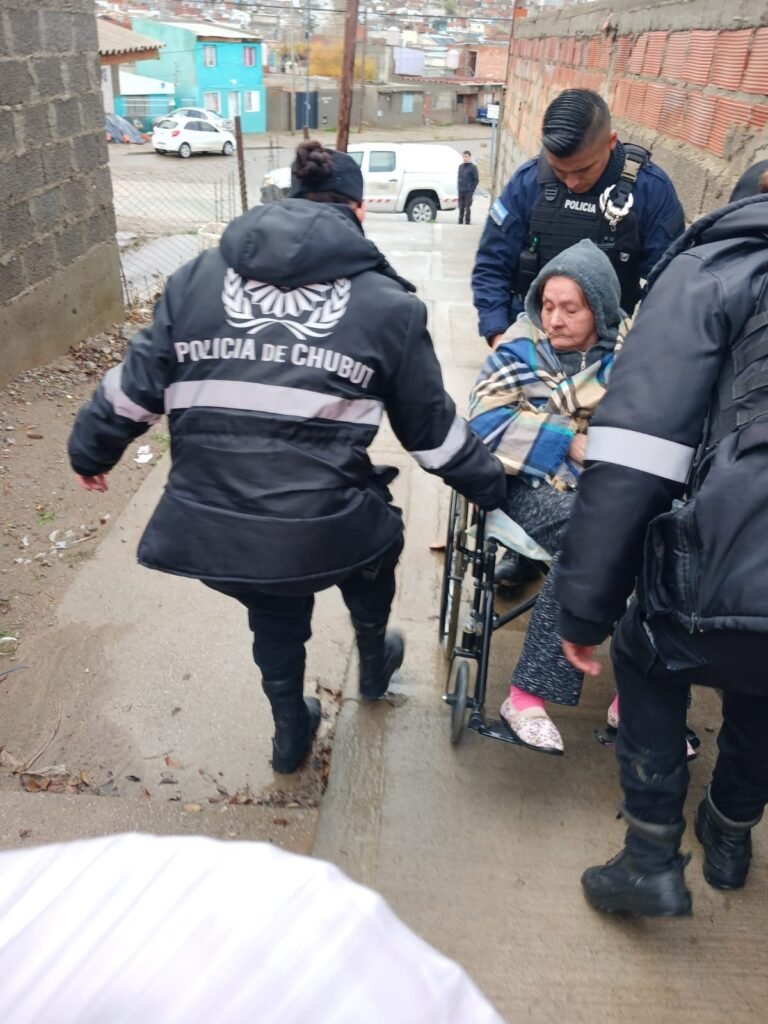 Policías y vecinos auxiliaron a una abuela que tenía complicaciones en su vivienda