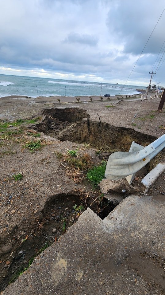 Piden precaución para circular en un sector de Km3: “Quedó el asfalto colgando”