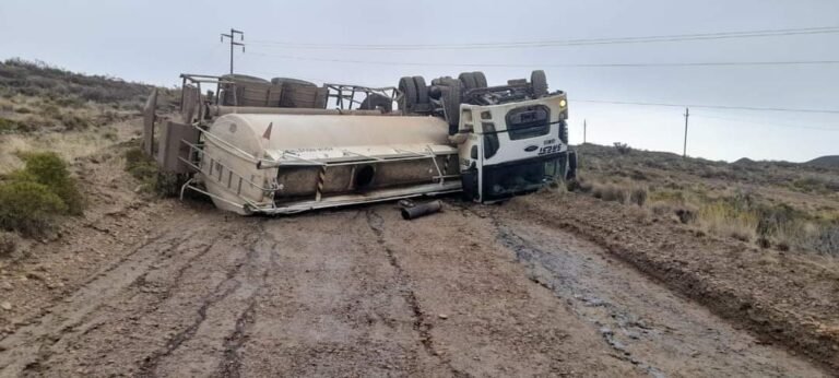Un camión de una empresa petrolera volcó en el ingreso a Cañadón Seco