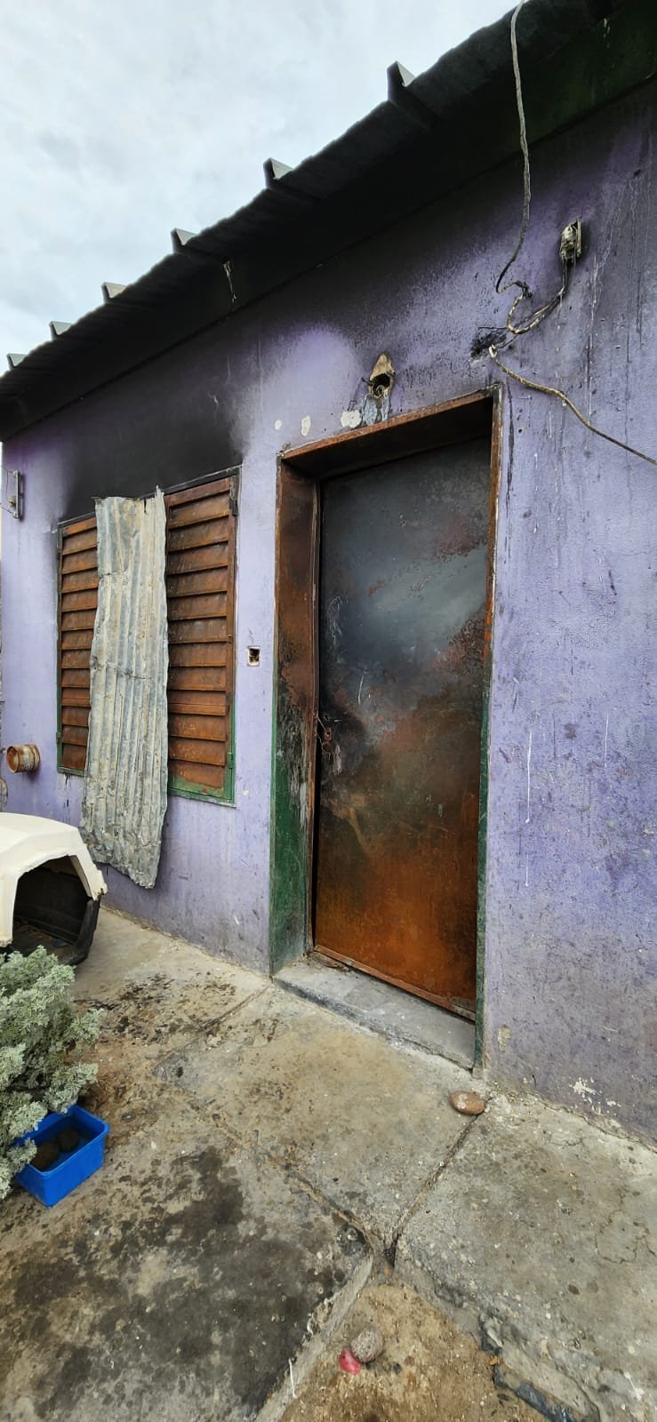 Se inundó su casa por el temporal y pide ayuda de la comunidad: “Estoy debajo de las goteras”
