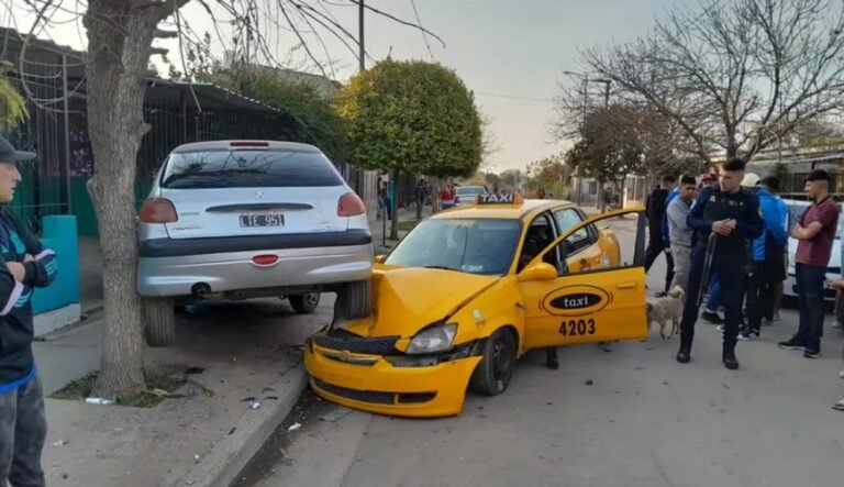 Tres delincuentes le robaron a otro ladrón y después chocaron