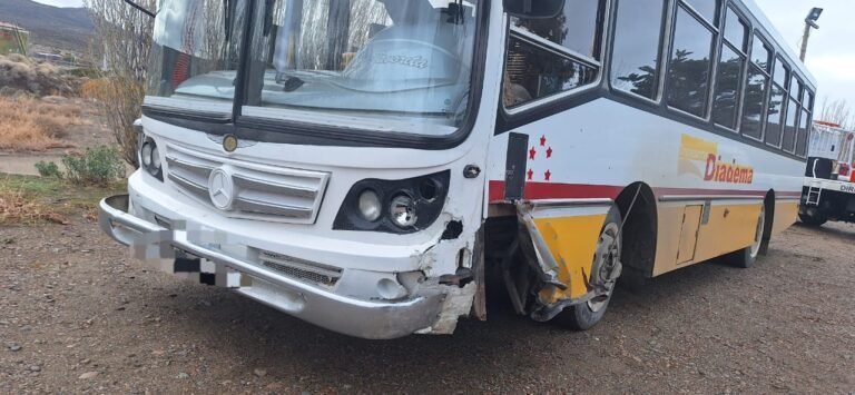 Un colectivo chocó contra un auto camino a Diadema