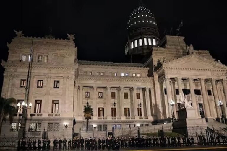Los detenidos frente al Congreso fueron trasladados a cárceles