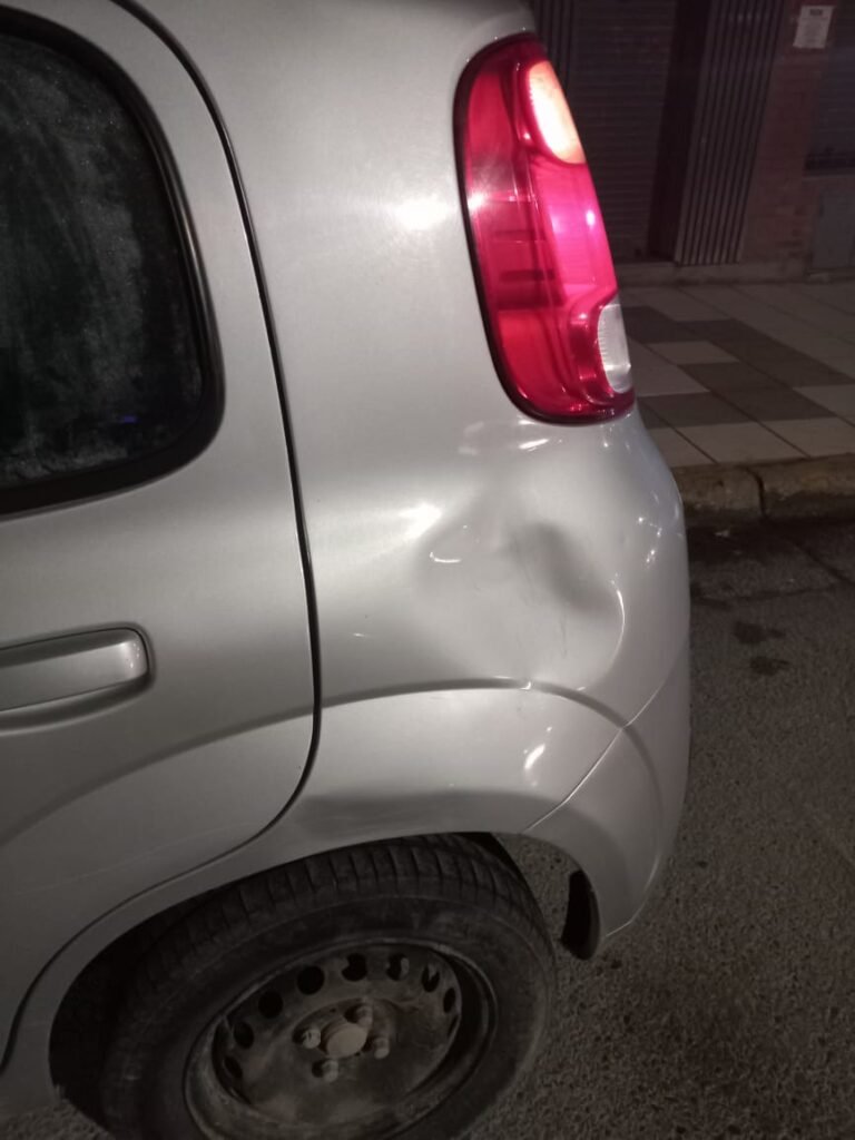 No quiso darle dinero y le dañó el auto a patadas: fue detenido