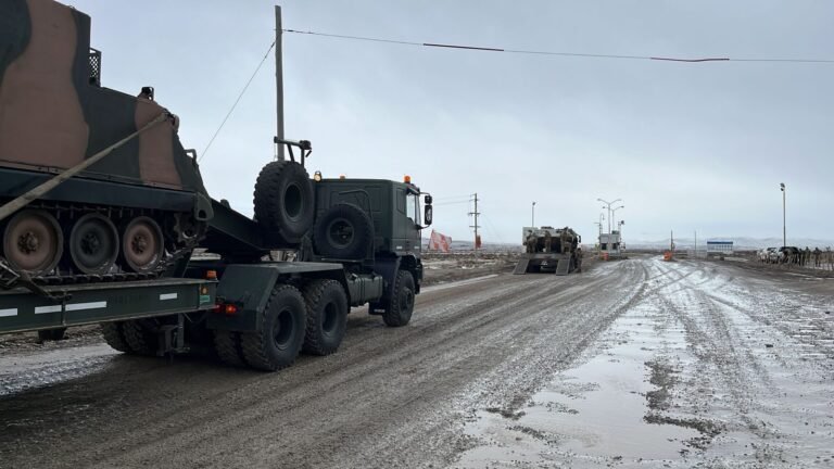 Maquinarias del ejército asisten a personas varadas en la ruta