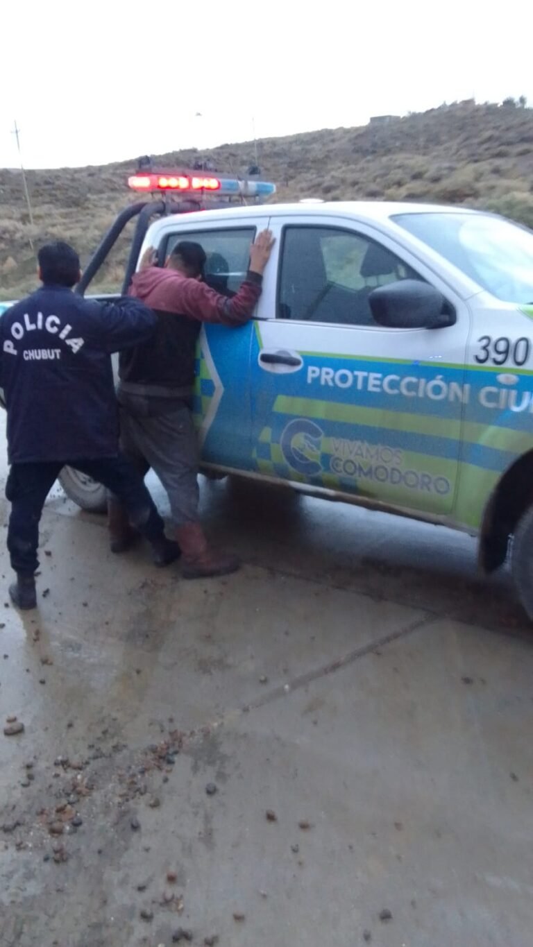 Un hombre fue detenido tras ingresar a una vivienda y romper la luneta de un auto