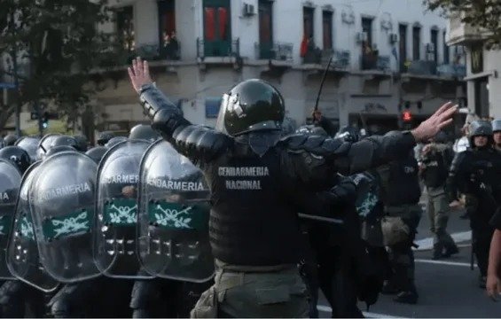 Manifestación de organizaciones sociales, sindicatos y piqueteros afuera del Congreso