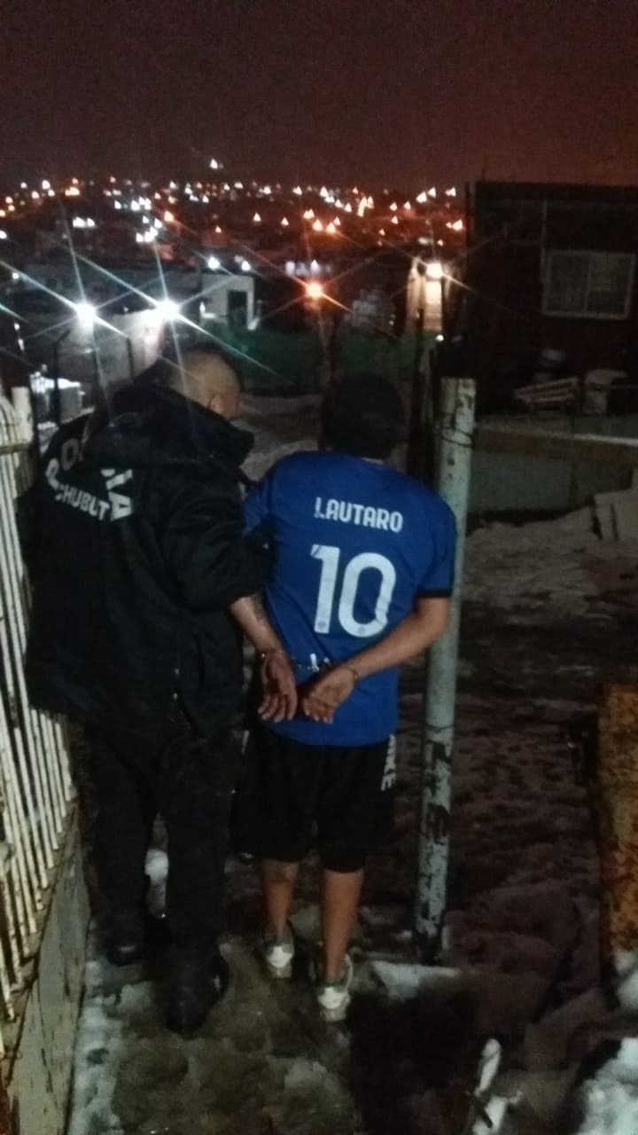 Violó una prohibición de acercamiento, lo encontraron acostado en la habitación matrimonial y fue detenido