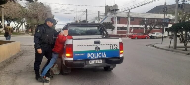 Un hombre fue detenido tras robar perfumes en una farmacia