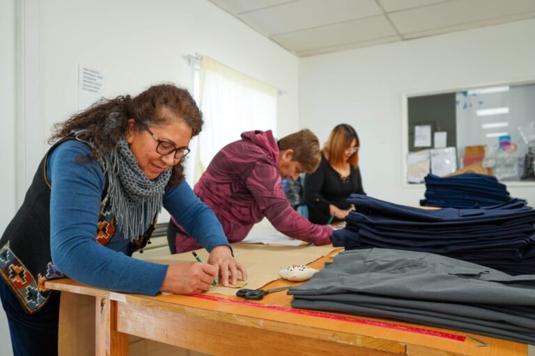 El Centro de Promoción Laboral avanza en la confección de indumentaria para empleados municipales