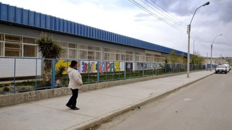 Su hijo jugaba al fútbol en la escuela, un compañero lo pateó y le quebró una pierna