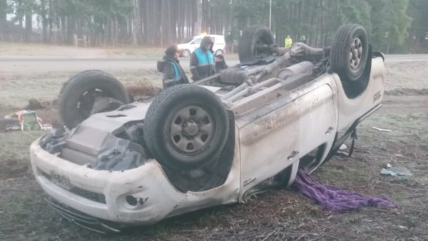 Perdió el control del auto por el hielo, volcaron y una menor resultó herida