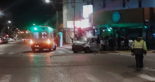Perdió el control del auto, chocó a otro y terminaron incrustados en la vidriera de un local
