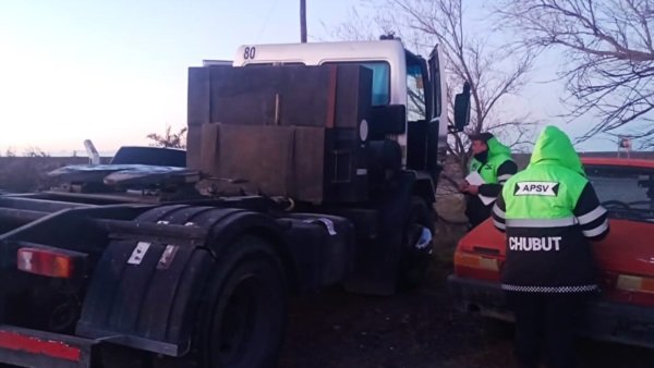 Un camionero que transportaba langostinos manejaba borracho por la Ruta 25