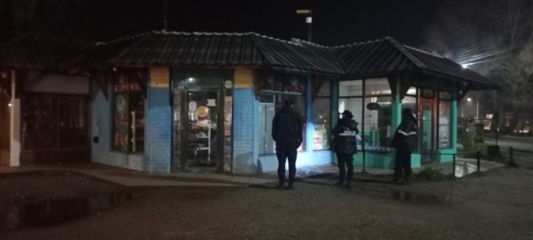 Un menor rompió la ventana de un kiosko, entró a robar y al ver a la policía quiso escapar
