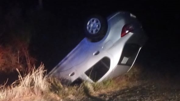 Iba a gran velocidad, perdió el control del auto y volcó cayendo a un pozo