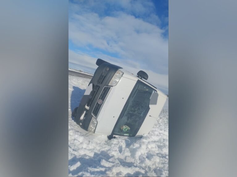 Manejaba a gran velocidad con presencia de nieve en la ruta y terminó volcando